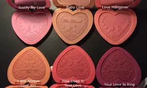 Kolekcja Too Faced Love Flush: sześć serduszkowych róży w odcieniach różu i brzoskwini.