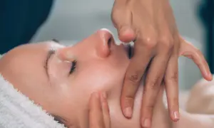 Delikatny masaż twarzy, który przynosi widoczne efekty. Skóra staje się bardziej napięta i promienna.