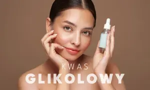 Kwas glikolowy działanie: młoda kobieta z buteleczką serum, podkreślająca gładkość skóry.