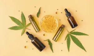 Butelki z olejkami, kapsułki i liście konopi. Odkryj naturalne **cbd działanie** dla lepszego samopoczucia.