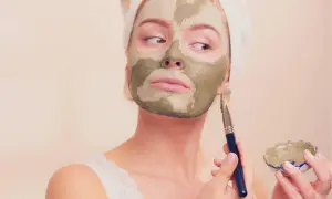 Kobieta z glinkową maską na twarzy, zastanawia się, czy to humektant co to.