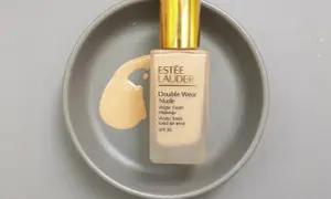 Estee Lauder Double Wear Nude SPF 30, jasny odcień na szarej tacce. Jaki odcień wybrać?