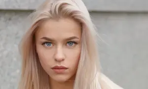 Blondynka o niebieskich oczach, z delikatnym makijażem ust. Idealne kolory szminek dla blondynek o niebieskich oczach podkreślą jej urodę.