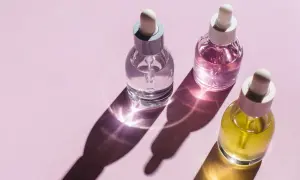 Trzy buteleczki z pipetką: bezbarwna, różowa i żółta. Zastanawiasz się, co to parabeny w kosmetykach?