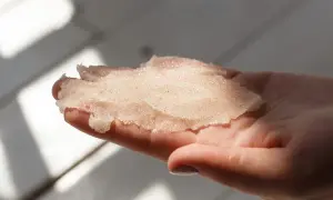 Delikatny peeling z cukru w dłoni, gotowy do odświeżenia skóry.