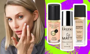 Kobieta aplikuje trwały podkład. Obok trzy buteleczki kosmetyków: Max Factor Face Finity, Lirene City Matt i Eveline Wonder Match.