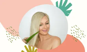 Blondynka z liściem aloesu przy twarzy. Dowiedz się, co zrobić z aloesu dla pięknej skóry i włosów.