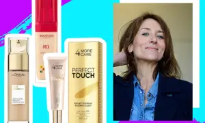Kobieta z uśmiechem obok kosmetyków, w tym podkładów L'Oréal i Bourjois. Czy to najlepszy podkład drogeryjny?