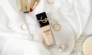 YSL All Hours Foundation – jak dobrać odcień? Złote pierścionki i szminka dopełniają luksusową kompozycję.