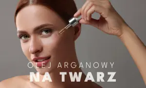 Kobieta aplikuje olejek arganowy na twarz. Poznaj jego cudowne właściwości dla Twojej skóry.