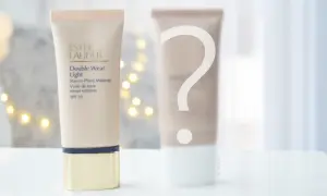 Podkład Estee Lauder Double Wear Light, wycofany produkt, obok niego inny podkład z znakiem zapytania.