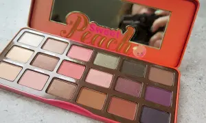 Paleta cieni Too Faced Sweet Peach z brzoskwiniowym motywem i lustrem.