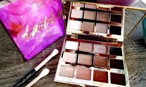 Tartelette in bloom, tarte paleta cieni do powiek z pędzlami.
