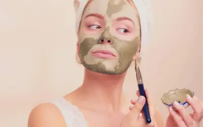 Kobieta z glinkową maską na twarzy, zastanawia się, czy to humektant co to.