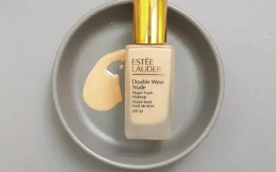 Estee Lauder Double Wear Nude SPF 30, jasny odcień na szarej tacce. Jaki odcień wybrać?