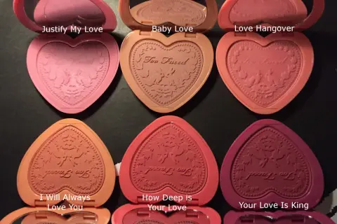 Kolekcja Too Faced Love Flush: sześć serduszkowych róży w odcieniach różu i brzoskwini.