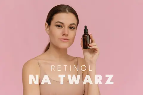 Kobieta prezentuje serum z retinolem, pokazując jak stosować retinol na twarz dla pięknej cery.