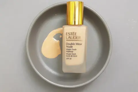 Estee Lauder Double Wear Nude SPF 30, jasny odcień na szarej tacce. Jaki odcień wybrać?