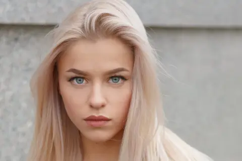 Blondynka o niebieskich oczach, z delikatnym makijażem ust. Idealne kolory szminek dla blondynek o niebieskich oczach podkreślą jej urodę.