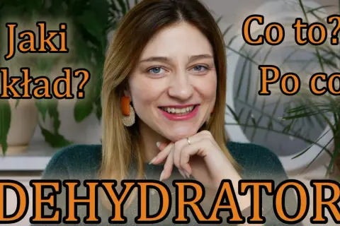 Uśmiechnięta kobieta z tekstem "DEHYDRATOR" i pytaniami "Jaki skład? Co to? Po co?". Dowiedz się, co to jest dehydrator do paznokci.