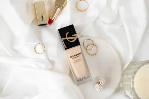 YSL All Hours Foundation – jak dobrać odcień? Złote pierścionki i szminka dopełniają luksusową kompozycję.