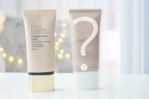 Podkład Estee Lauder Double Wear Light, wycofany produkt, obok niego inny podkład z znakiem zapytania.