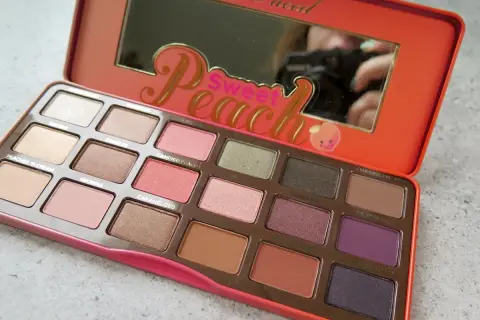 Paleta cieni Too Faced Sweet Peach z brzoskwiniowym motywem i lustrem.
