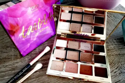 Tartelette in bloom, tarte paleta cieni do powiek z pędzlami.