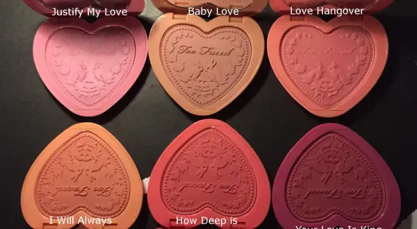 Kolekcja Too Faced Love Flush: sześć serduszkowych róży w odcieniach różu i brzoskwini.