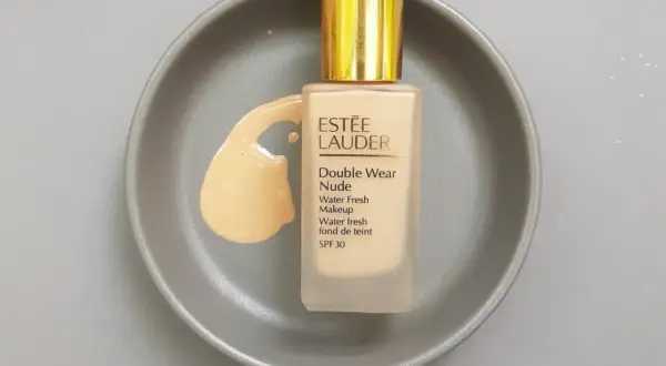 Estee Lauder Double Wear Nude SPF 30, jasny odcień na szarej tacce. Jaki odcień wybrać?