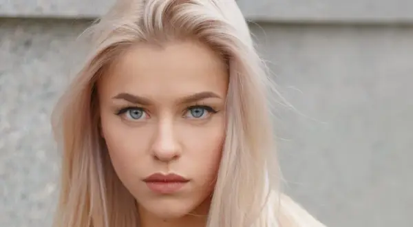 Blondynka o niebieskich oczach, z delikatnym makijażem ust. Idealne kolory szminek dla blondynek o niebieskich oczach podkreślą jej urodę.