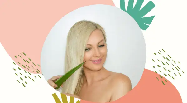 Blondynka z liściem aloesu przy twarzy. Dowiedz się, co zrobić z aloesu dla pięknej skóry i włosów.
