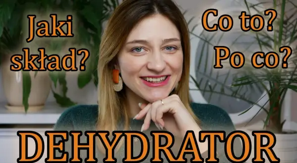 Uśmiechnięta kobieta z tekstem "DEHYDRATOR" i pytaniami "Jaki skład? Co to? Po co?". Dowiedz się, co to jest dehydrator do paznokci.