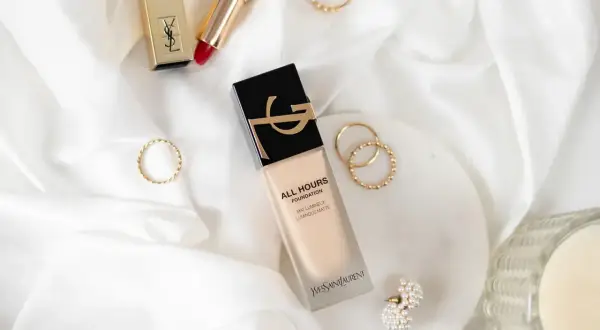 YSL All Hours Foundation – jak dobrać odcień? Złote pierścionki i szminka dopełniają luksusową kompozycję.