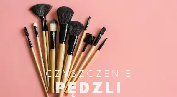 Zestaw pędzli do makijażu na różowym tle. Dowiedz się, jak myć pędzle do makijażu, by służyły Ci dłużej.