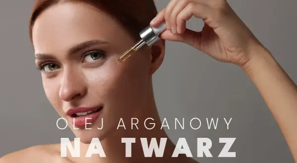 Kobieta aplikuje olejek arganowy na twarz. Poznaj jego cudowne właściwości dla Twojej skóry.