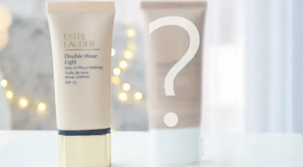 Podkład Estee Lauder Double Wear Light, wycofany produkt, obok niego inny podkład z znakiem zapytania.