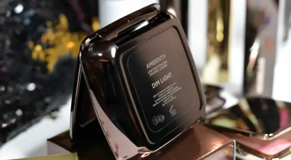 Czarne, błyszczące opakowanie pudru Hourglass Ambient Lighting Powder Dim Light.