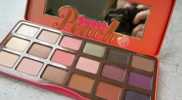 Paleta cieni Too Faced Sweet Peach z brzoskwiniowym motywem i lustrem.