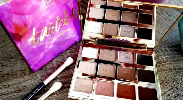 Tartelette in bloom, tarte paleta cieni do powiek z pędzlami.