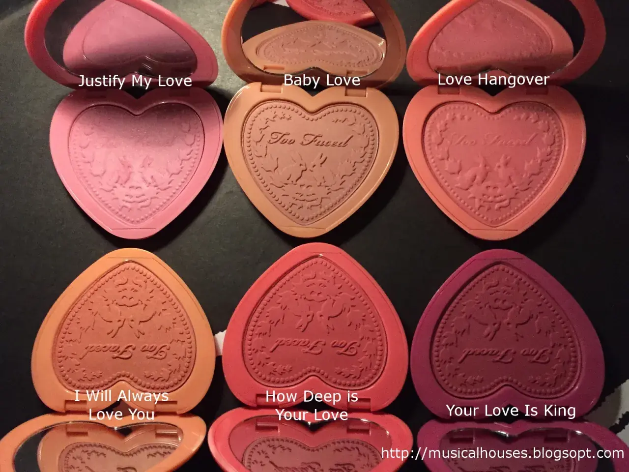 Kolekcja Too Faced Love Flush: sześć serduszkowych róży w odcieniach różu i brzoskwini.