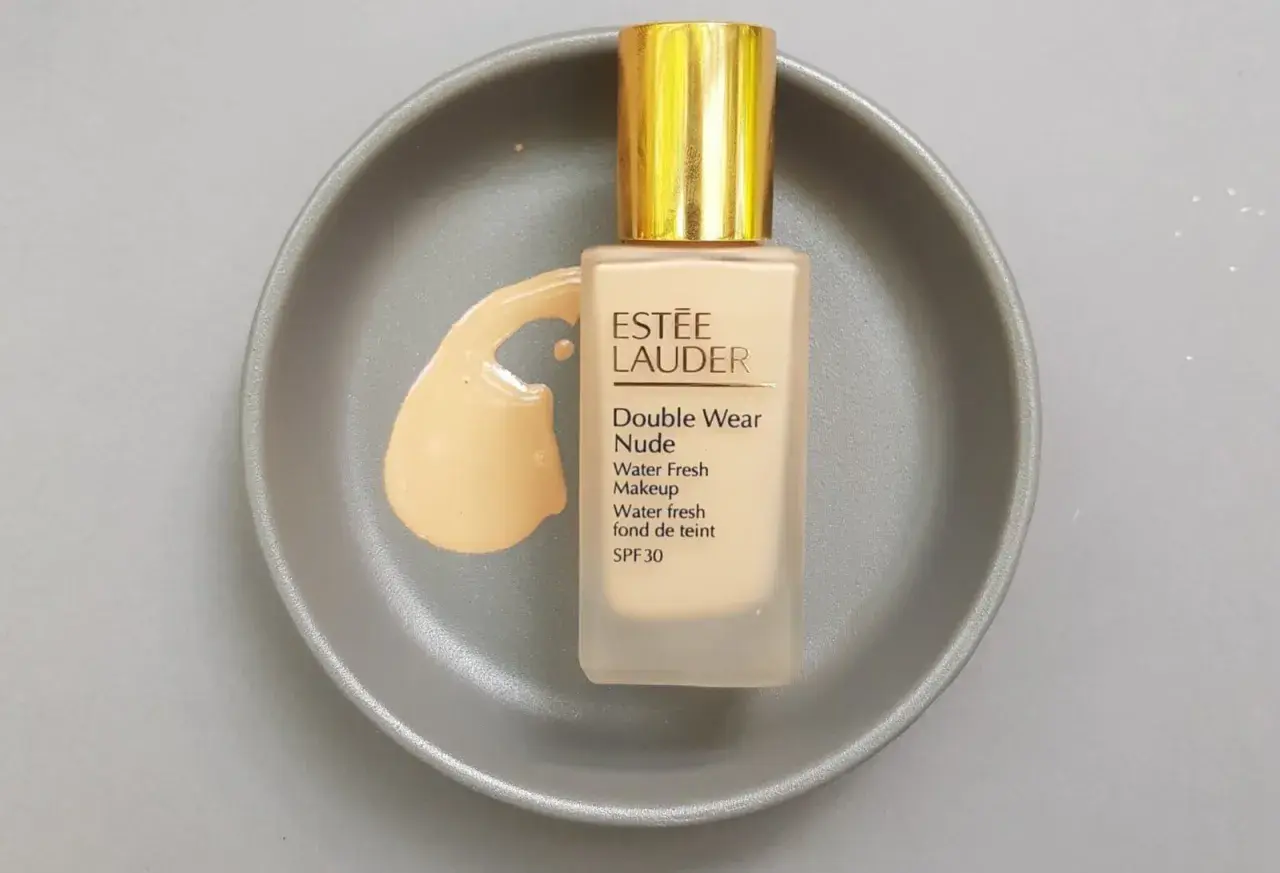 Estee Lauder Double Wear Nude SPF 30, jasny odcień na szarej tacce. Jaki odcień wybrać?