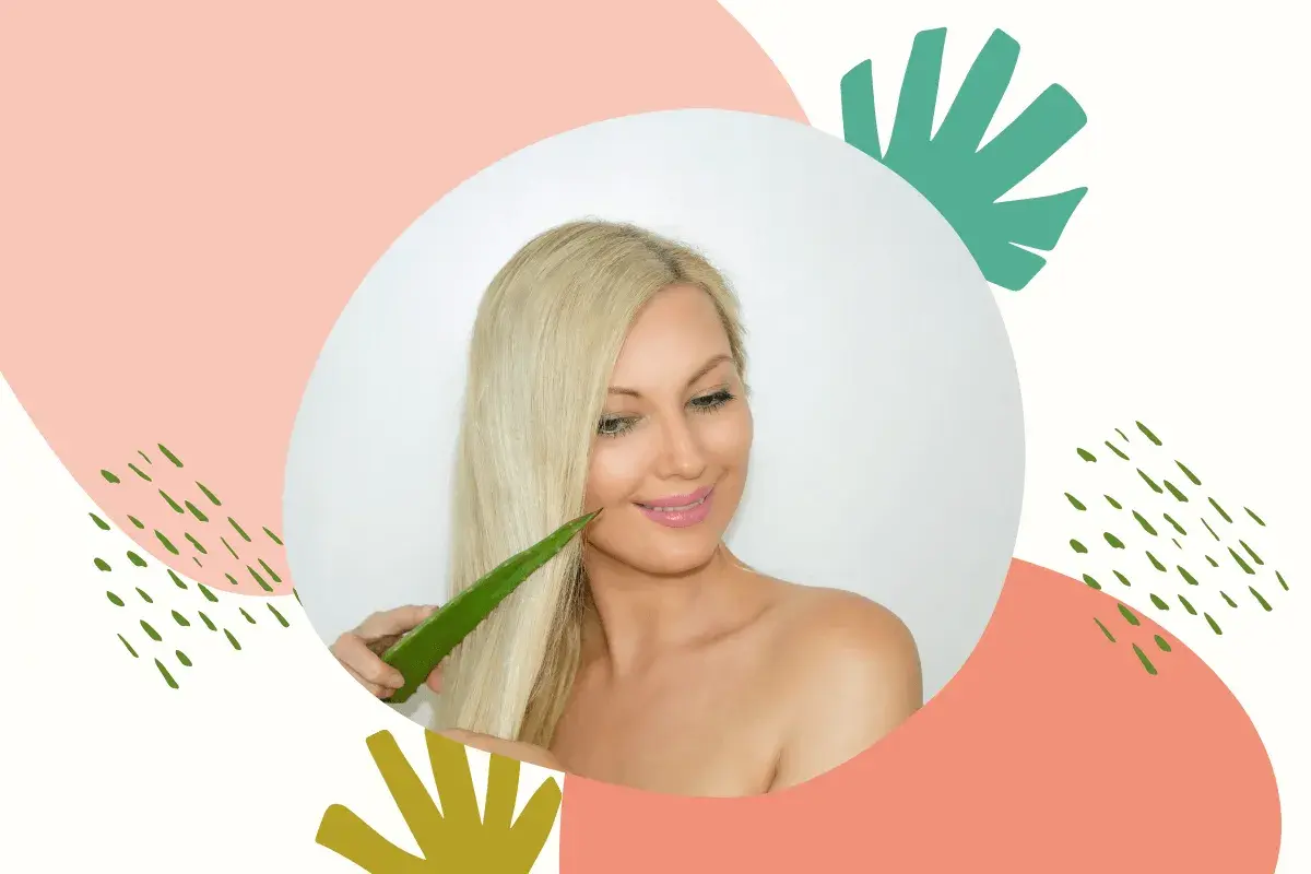 Blondynka z liściem aloesu przy twarzy. Dowiedz się, co zrobić z aloesu dla pięknej skóry i włosów.