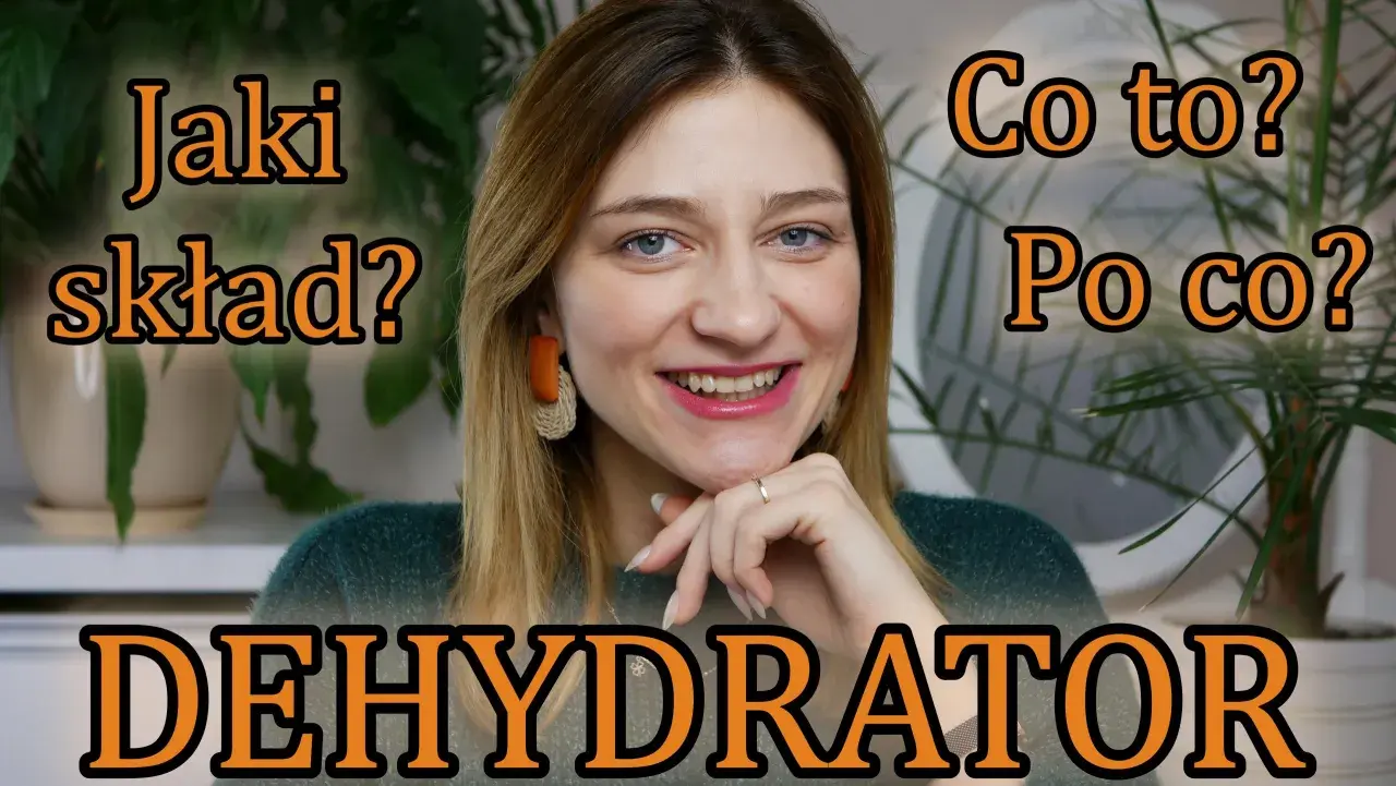 Uśmiechnięta kobieta z tekstem "DEHYDRATOR" i pytaniami "Jaki skład? Co to? Po co?". Dowiedz się, co to jest dehydrator do paznokci.