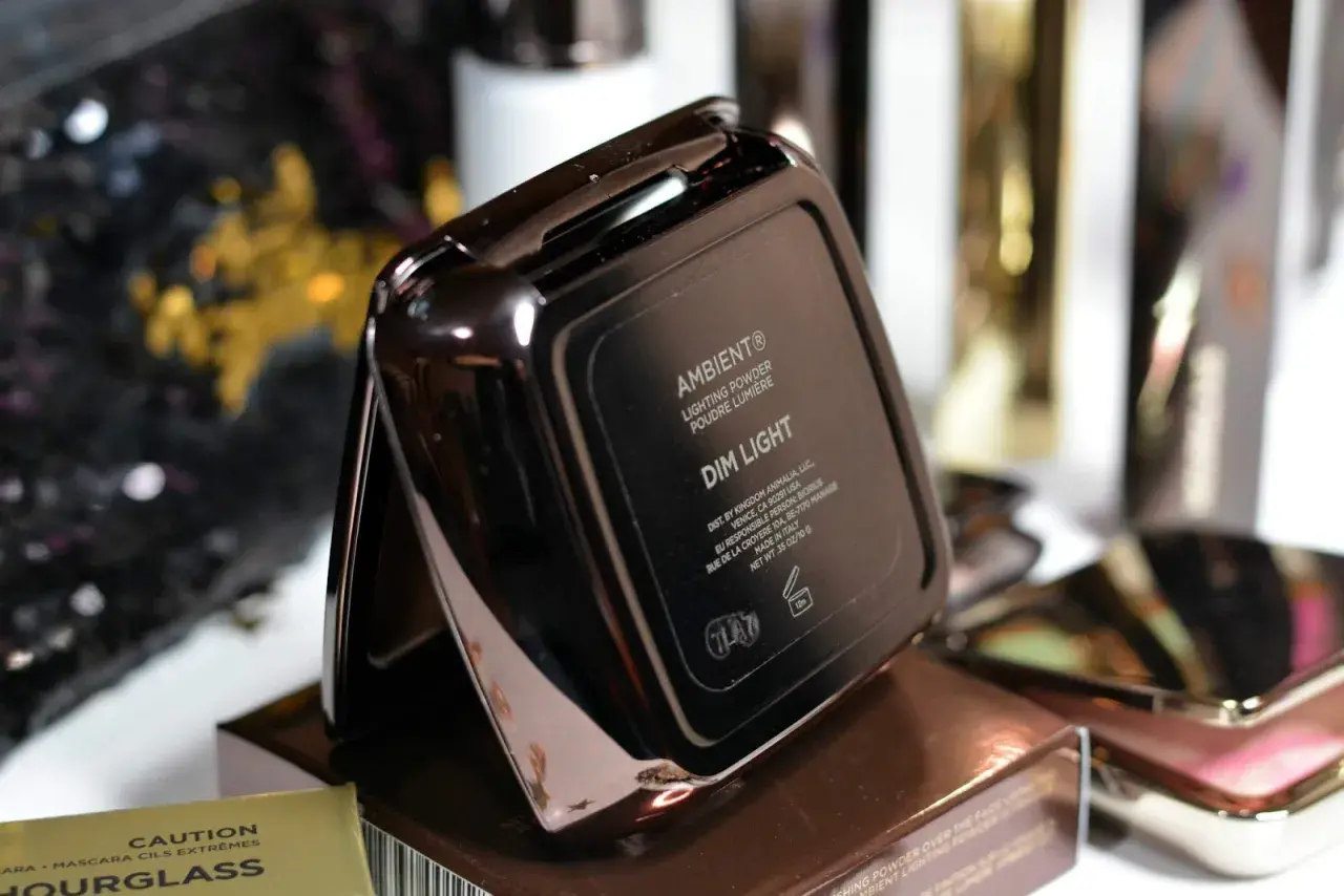 Czarne, błyszczące opakowanie pudru Hourglass Ambient Lighting Powder Dim Light.