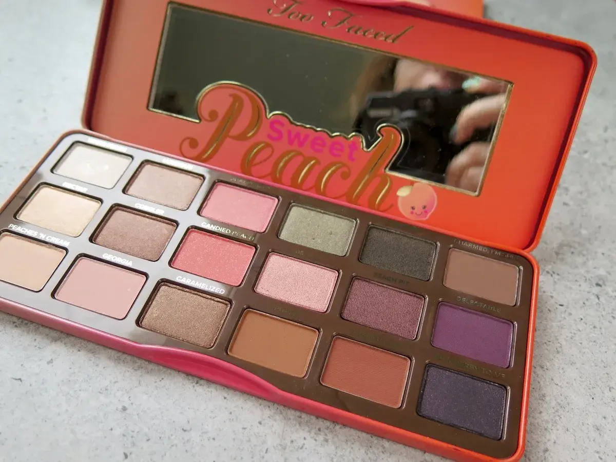 Paleta cieni Too Faced Sweet Peach z brzoskwiniowym motywem i lustrem.