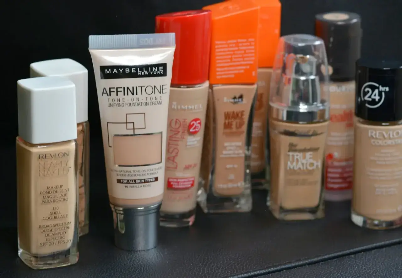 Kolekcja podkładów drogeryjnych: Maybelline Affinitone, Revlon Nearly Naked, Rimmel Lasting Finish, L'Oréal True Match. Najlepszy podkład drogeryjny? Wybór jest duży!