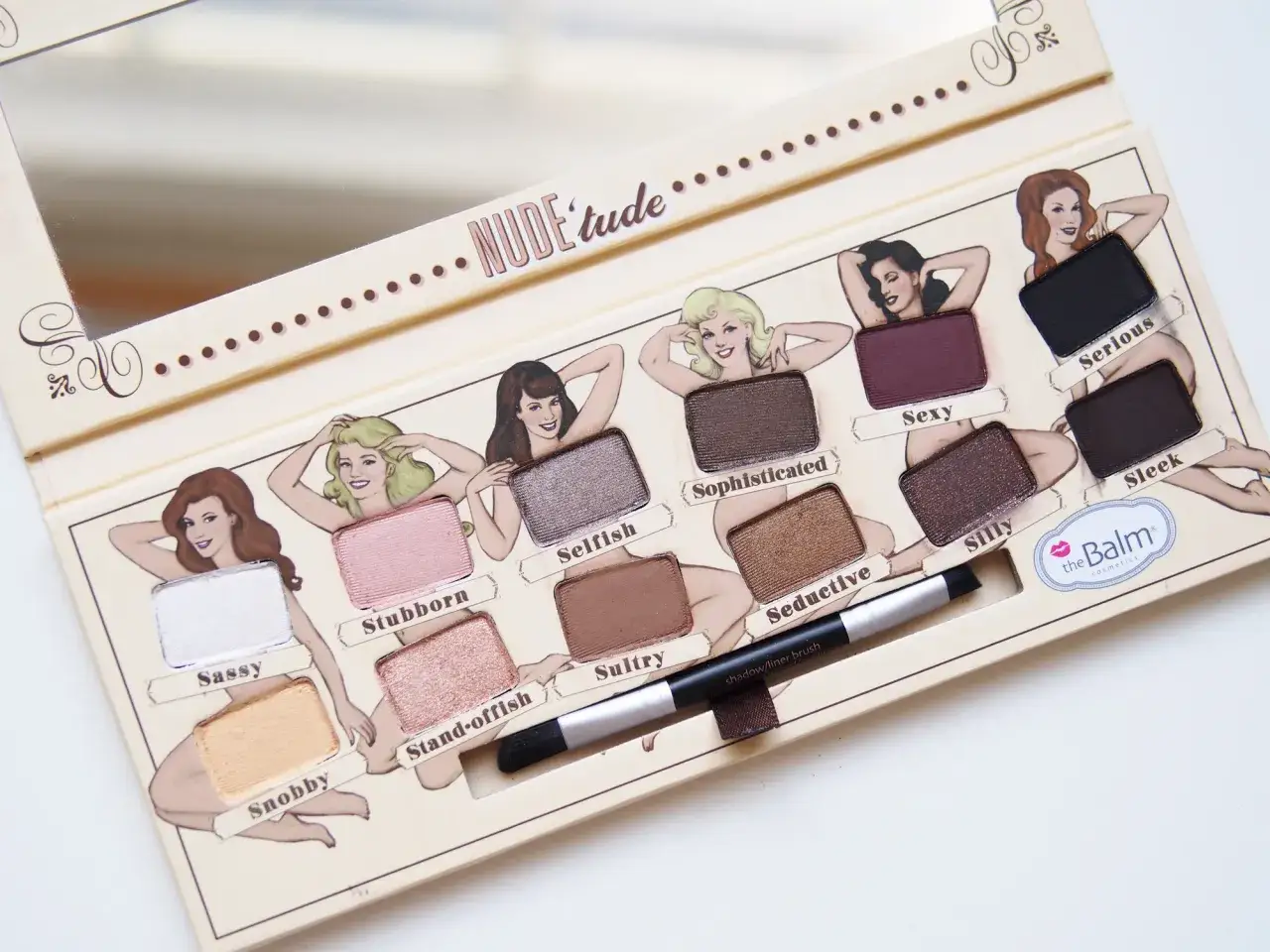 Paleta cieni NUDE'tude z wizerunkami pin-up girls. Każdy cień ma swoją nazwę, np. 