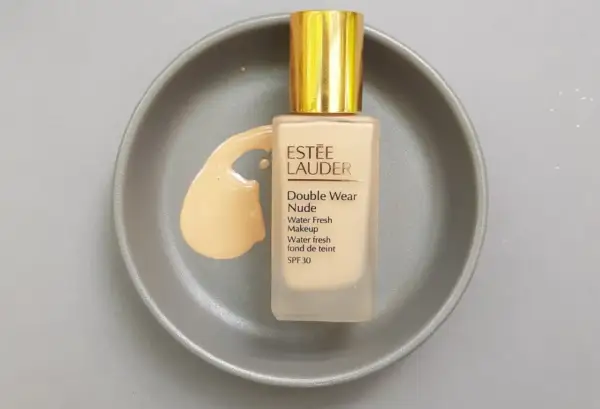 Estee Lauder Double Wear Nude SPF 30, jasny odcień na szarej tacce. Jaki odcień wybrać?