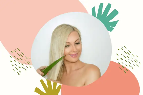 Blondynka z liściem aloesu przy twarzy. Dowiedz się, co zrobić z aloesu dla pięknej skóry i włosów.